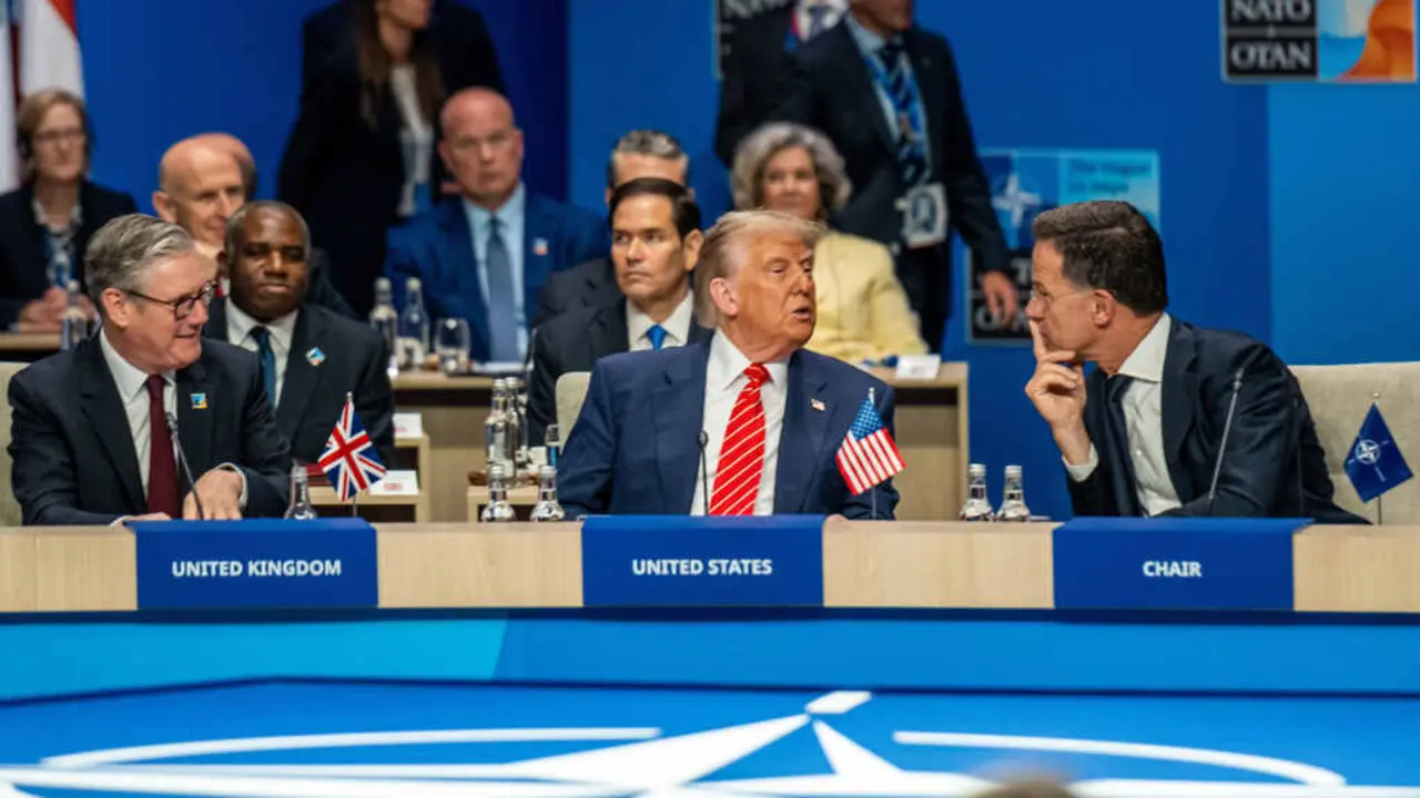 O primeiro ministro do Reino Unido, Keir Starmer, o presidente dos Estados Unidos, Donald Trump, e o secretario xeral da OTAN, Mark Rutte, o 25 de xu&ntilde;o de 2025 no cumio anual da OTAN, na Haia (Pa&iacute;ses Baixos). (Foto: James Petermeier / Zuma Press)