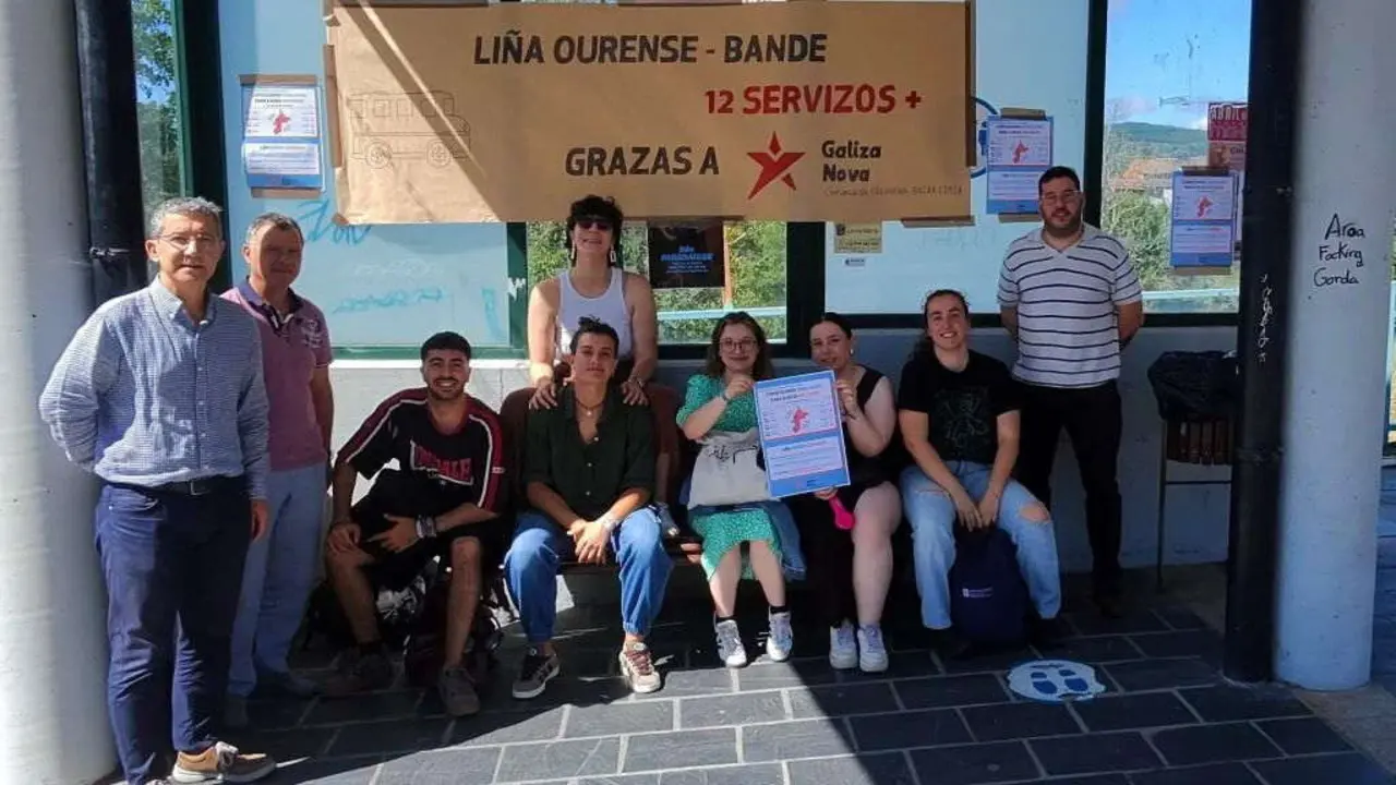 Membros de Galiza Nova fixeron en autob&uacute;s a ruta Ourense-Bande, na Baixa Limia. (Foto: N&oacute;s Diario)