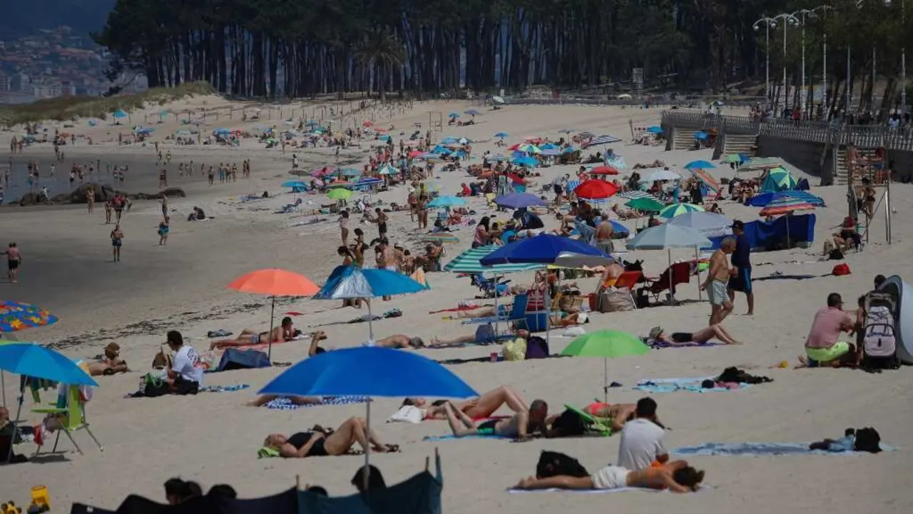 Multitude de persoas na praia de Samil, o 31 de maio de 2025. (Foto: Adri&aacute;n Irago / Europa Press)