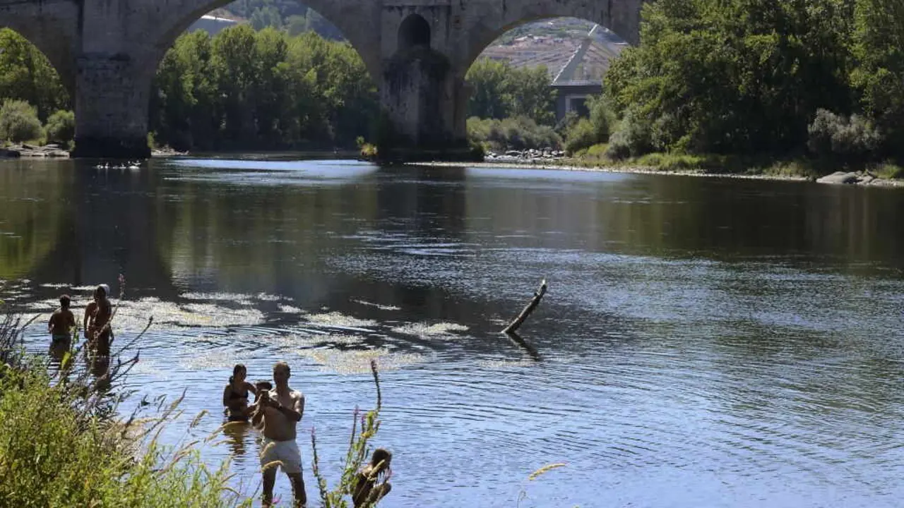 Ba&ntilde;istas na praia da Antena no r&iacute;o Mi&ntilde;o, en Ourense. (Foto: Rosa Veiga / Europa Press)