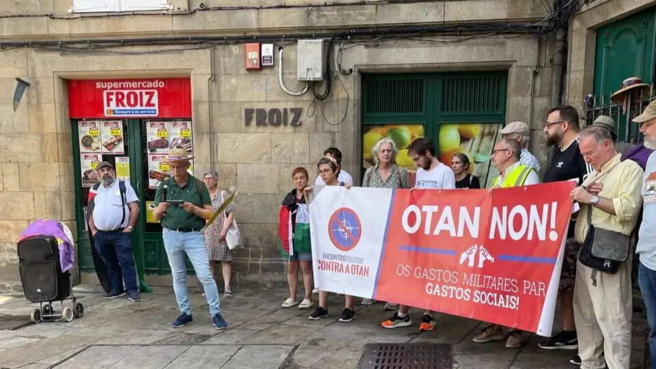 Concentraci&oacute;n na praza do Toural de Compostela contra a OTAN, o rearmamento e o incremento de gasto militar. (Foto: Insubmisas contra o rearmamento)