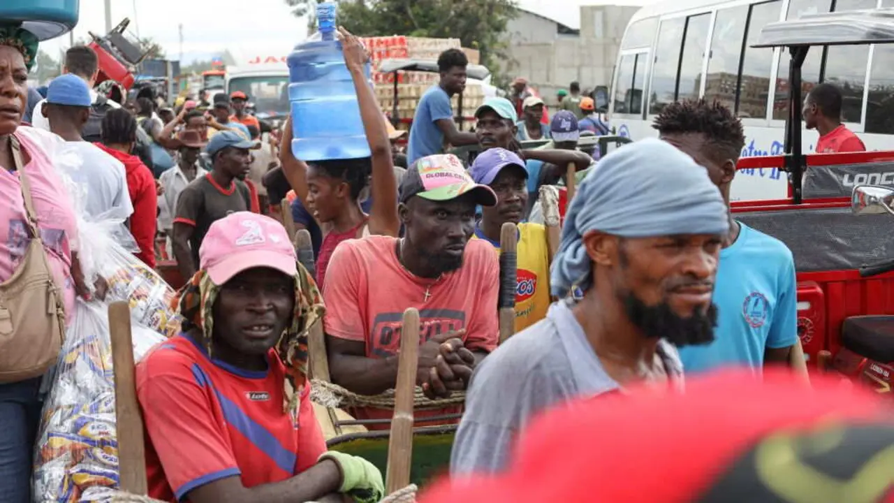 Civ&iacute;s haitianos fan cola na fronteira compartida coa Rep&uacute;blica Dominicana en pleno conflito fronteirizo o pasado mes de maio. (Foto: Patrice Noel / ZUMA Press Wire / dpa)