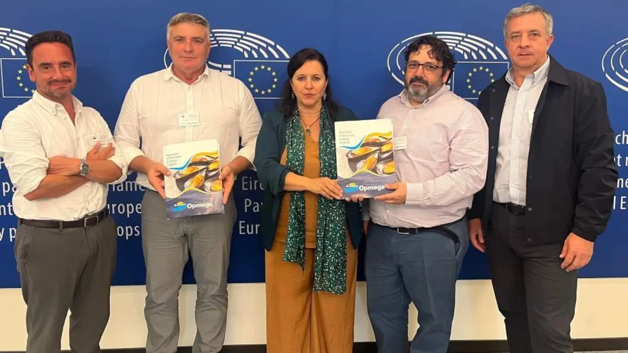 A eurodeputada do BNG, Ana Miranda, esta terza feira 1 de xullo con representantes de Opmega. (Foto: N&oacute;s Diario)