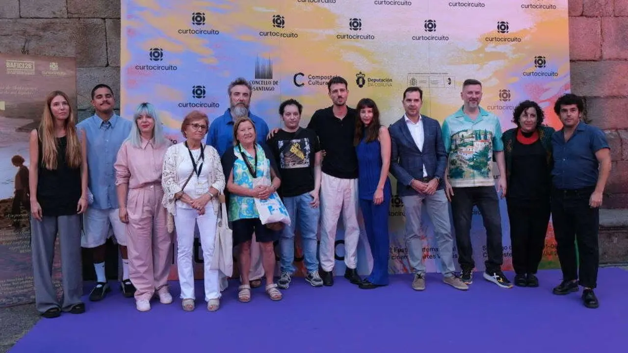 Foto de grupo co director de 'Ariel', Lois Pati&ntilde;o, onte, antes da proxecci&oacute;n do filme que deu comezo a Curtocircu&iacute;to en Compostela. (Foto: Arxina)