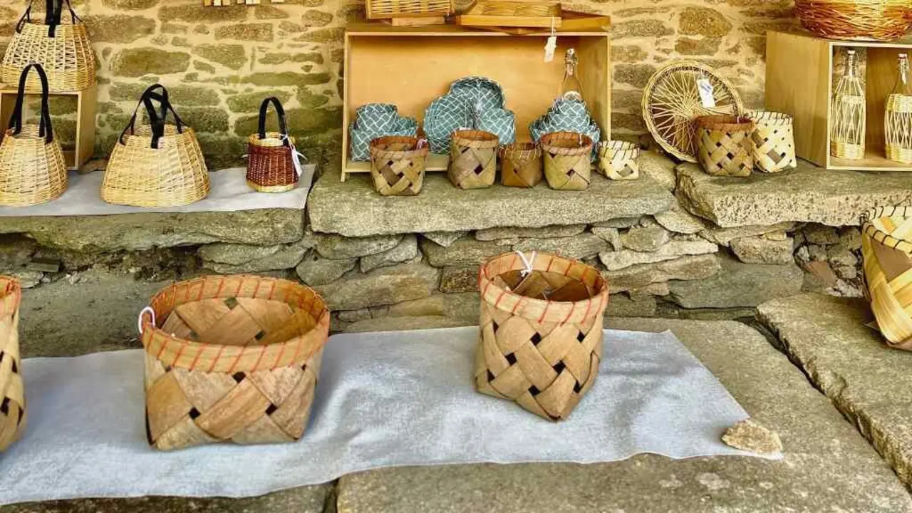 As pezas de artesan&iacute;a enchen esta fin de semana os Pendellos de Agolada, no Deza. (Foto: N&oacute;s Diario)