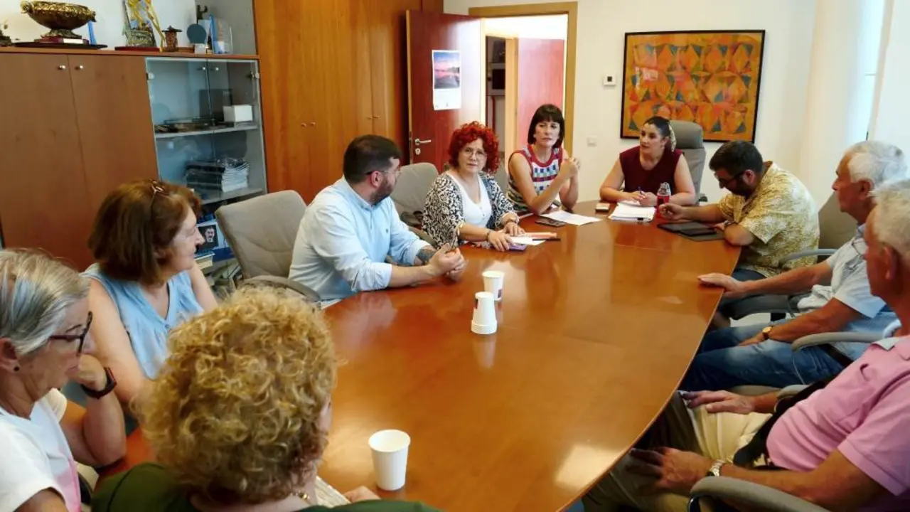 Ana Pont&oacute;n, esta quinta feira 3 de xullo, con representantes do colectivo moa&ntilde;&eacute;s. (Foto: N&oacute;s Diario)