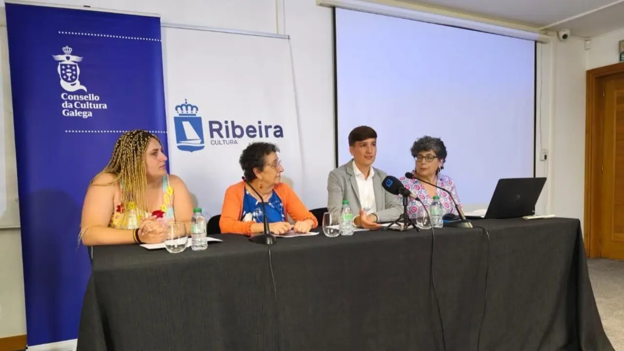 Ant&iacute;a Alberte, Rosario &Aacute;lvarez, Lu&iacute;s P&eacute;rez e Teresa Nieto, esta quinta feira 3 de xullo, en Ribeira. (Foto: N&oacute;s Diario)