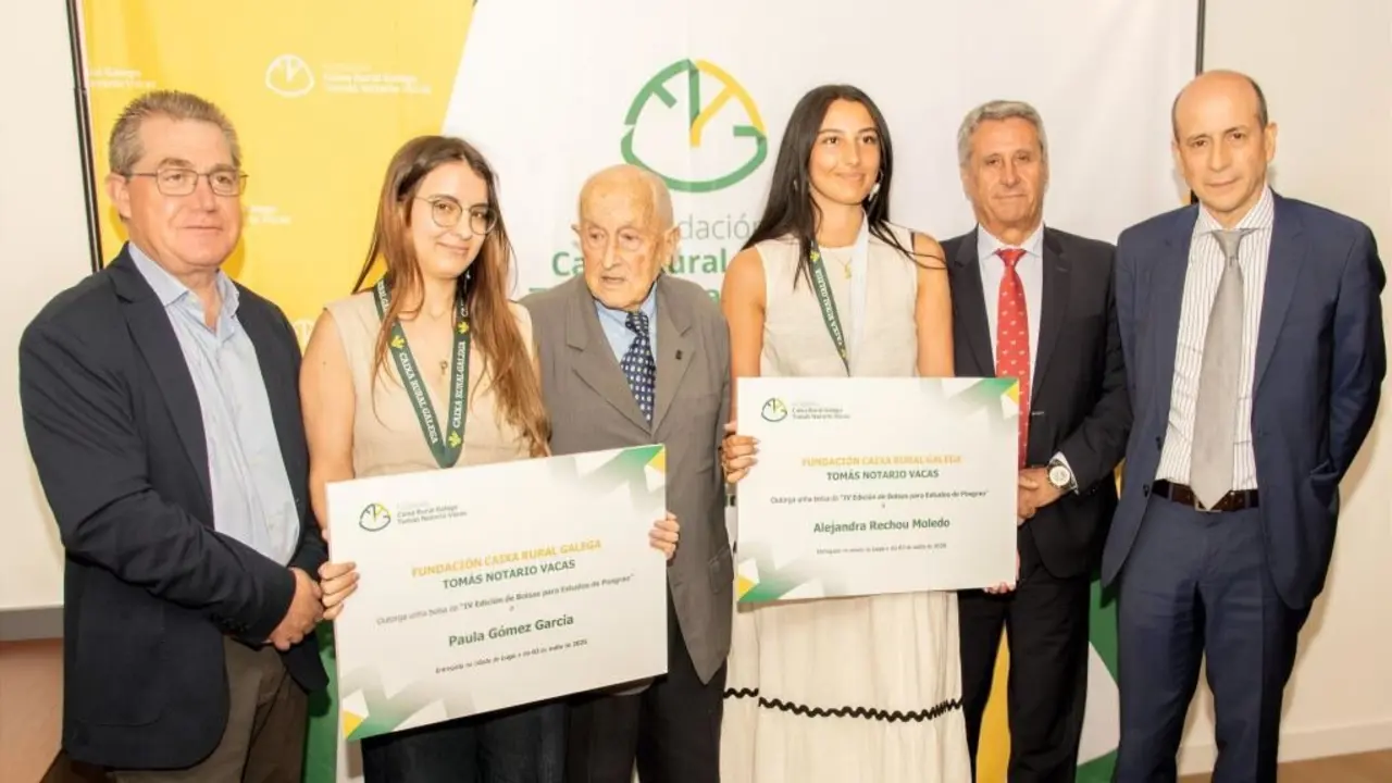 Entrega das bolsas da fundaci&oacute;n. (Foto: Fundaci&oacute;n Caixa Rural Galega Tom&aacute;s Notario Vacas)