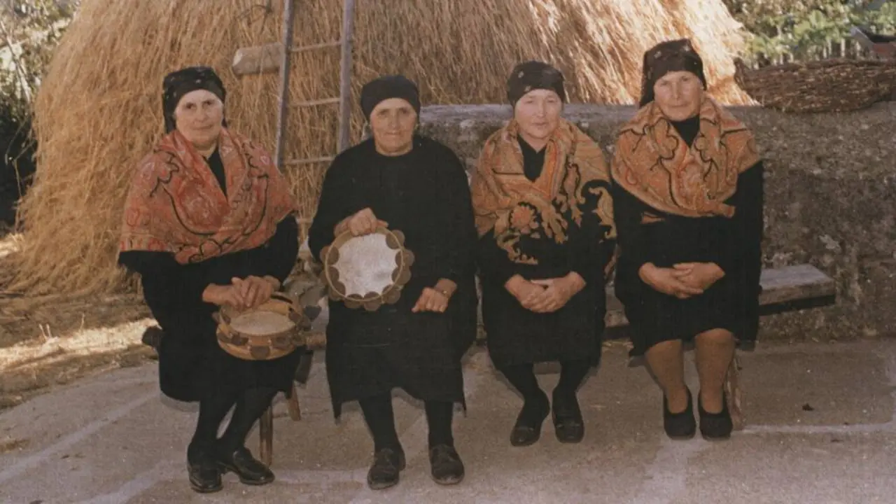 Teresa, Prudencia, Manuela e Adela en Mens. (Foto: Agrupaci&oacute;n Folcl&oacute;rica Aturuxo / Museo do Pobo Galego)