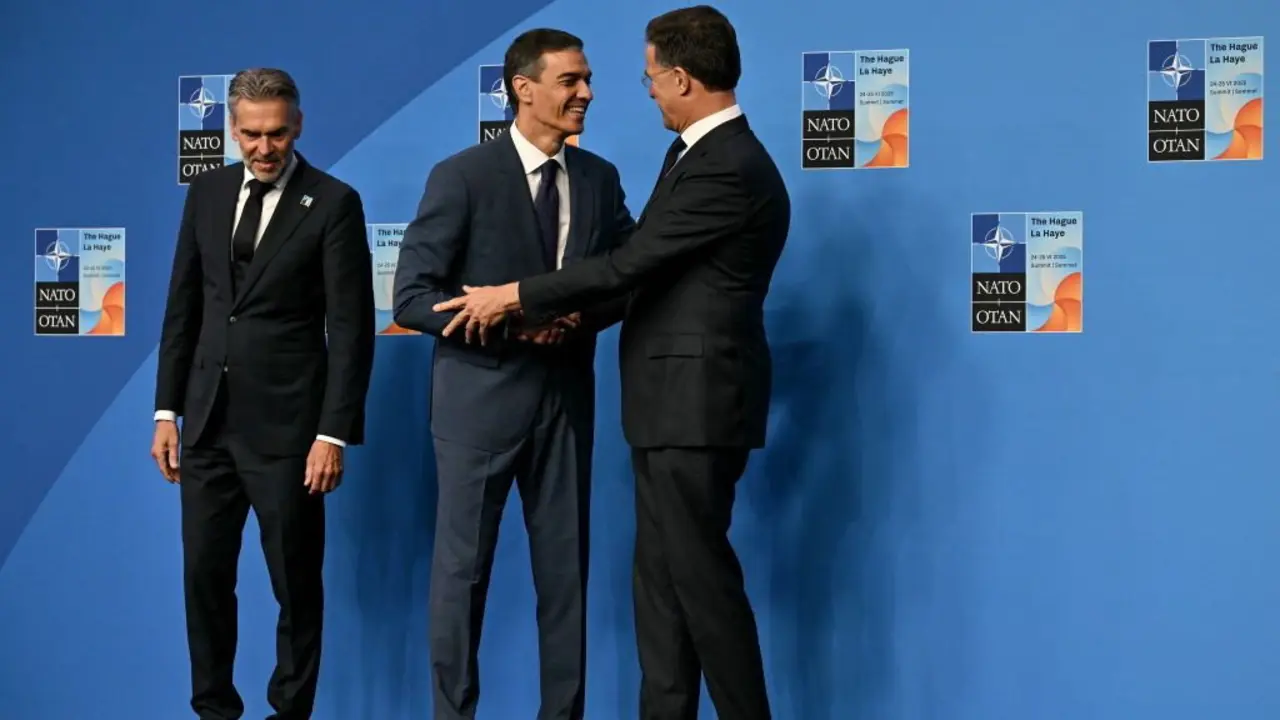 Pedro S&aacute;nchez sa&uacute;da o secretario xeral da OTAN, Mark Rutte, ante o primeiro ministro dos Pa&iacute;ses Baixos, Dick Schoof o 25 de xu&ntilde;o na Haia. (Foto: Ben Stansall / PA Wire / dpa)
