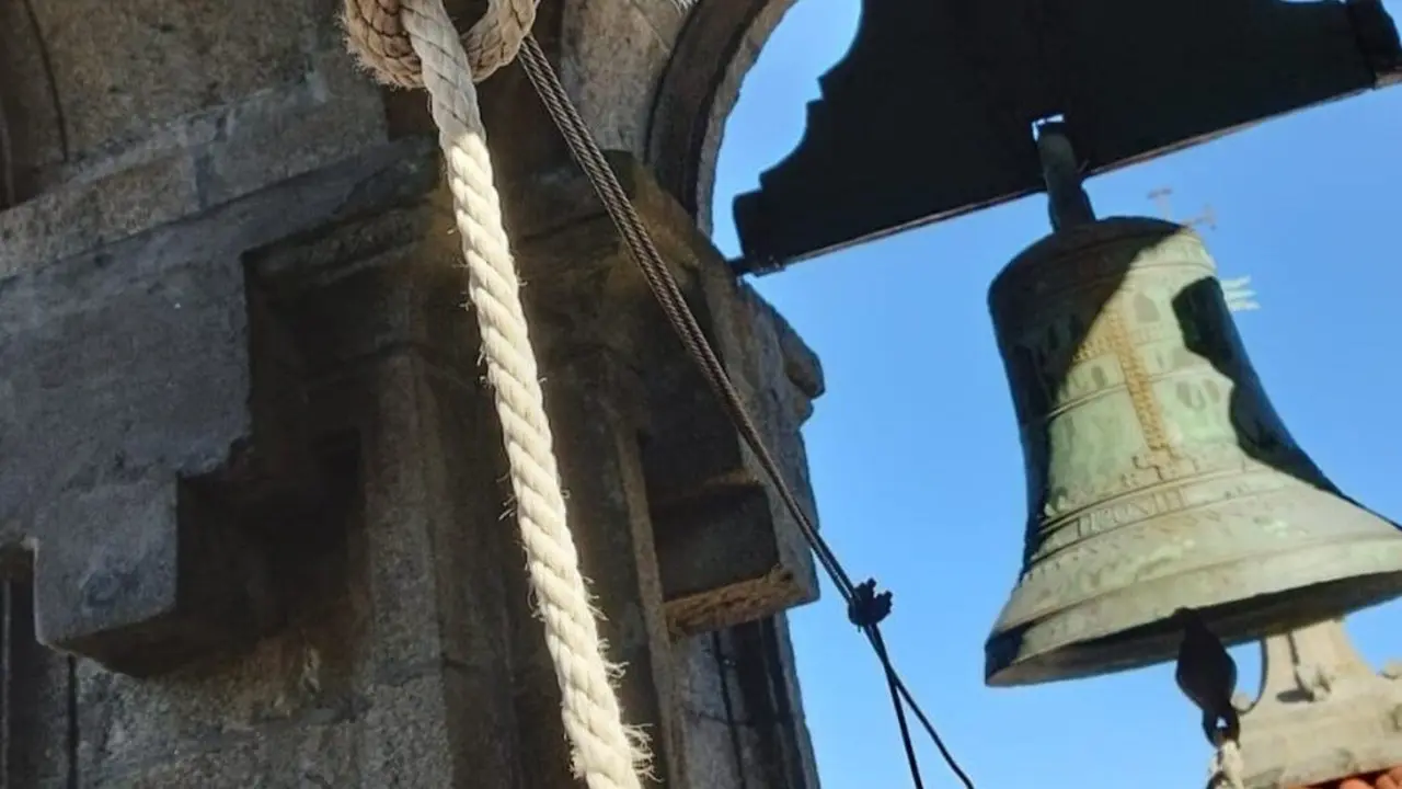 &Aacute;s veces escoito como soan as camp&aacute;s que ningu&eacute;n toca. (Foto: Asociaci&oacute;n Cultural Campaneiros de Galicia)