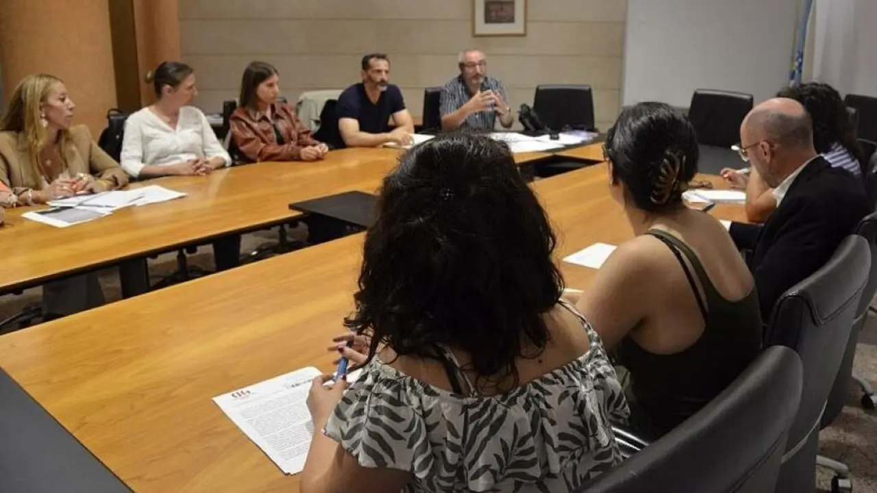 Reuni&oacute;n entre representantes sindicais e Pol&iacute;tica Social. (Foto: N&oacute;s Diario)