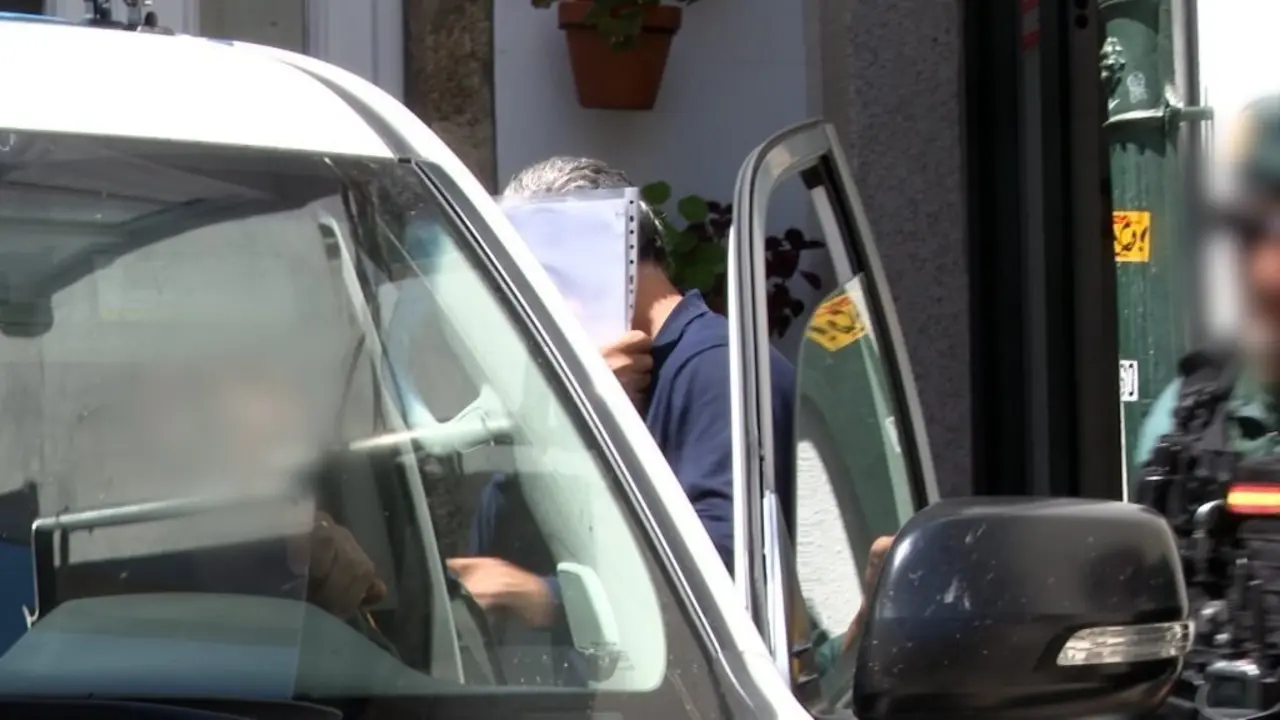 O empresario investigado en Compostela nunha operaci&oacute;n da UCO contra os delitos fiscais ao ser introducido nunha patrulla da Garda Civil. (Foto: Europa Press)