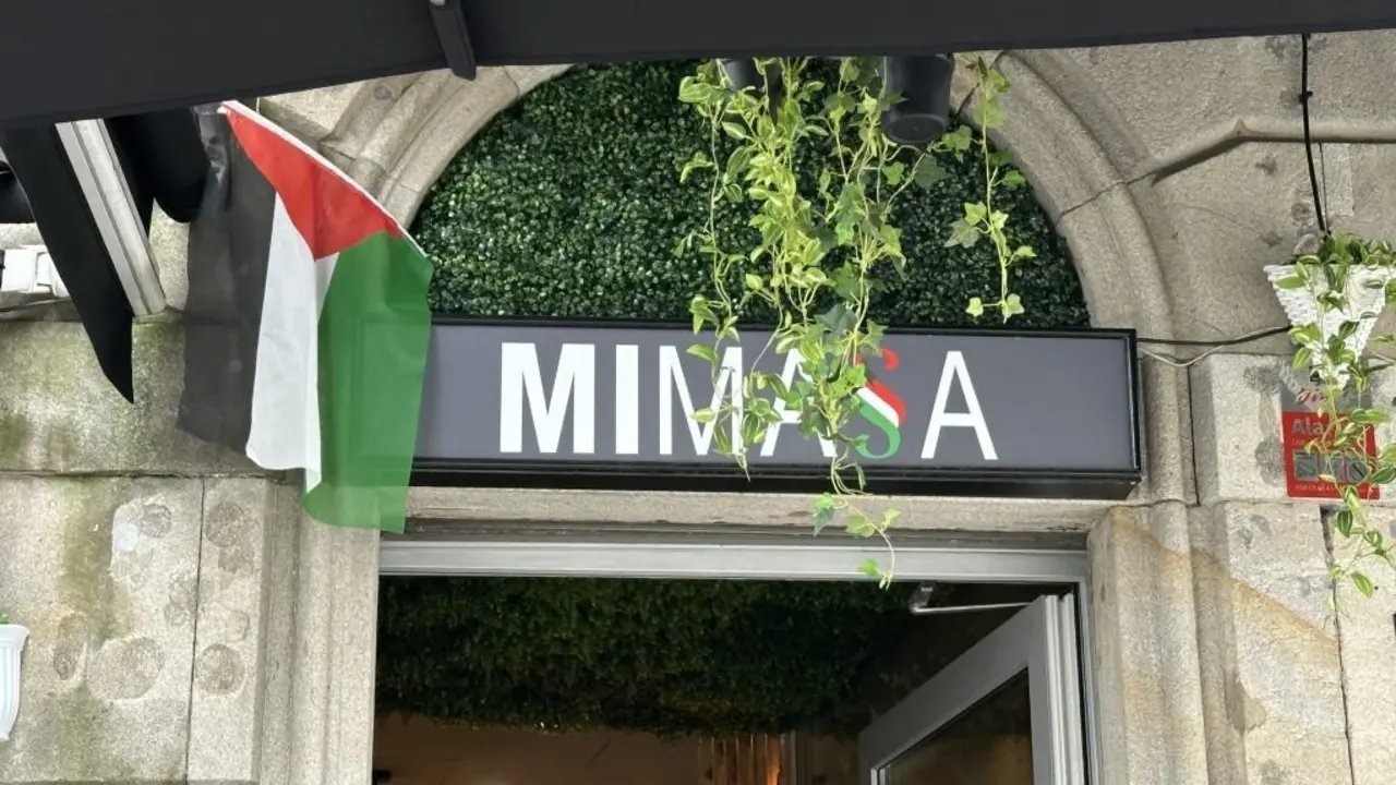 Sobre a porta do Mimassa ondea a bandeira de Palestina. (Foto: N. B.)