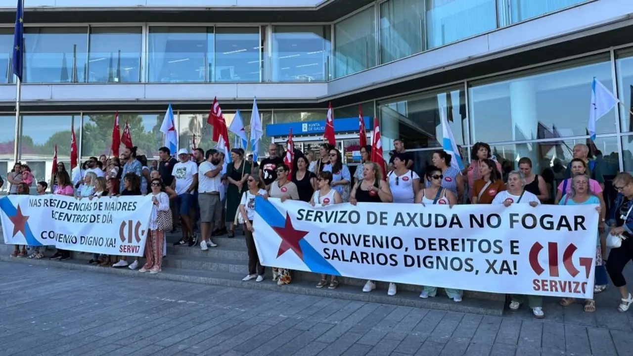 Concentraci&oacute;n do persoal das residencias privadas e do SAF, este 14 de xullo en Vigo. (Foto: N&oacute;s Diario)