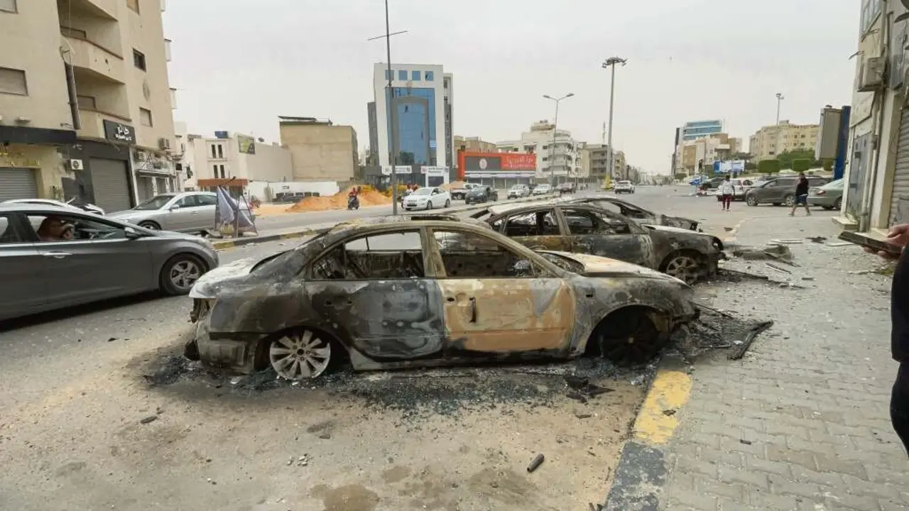 Veh&iacute;culos danados en Tr&iacute;poli tras os disturbios do pasado 14 de maio. (Foto: Hamza Turkia / Xinhua News / ContactoPhoto)