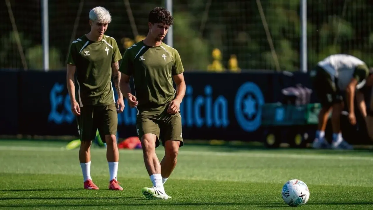 Hugo Gonz&aacute;lez e &Oacute;scar Marcos, adestrando co Celta en Mos. (Foto: RC Celta)