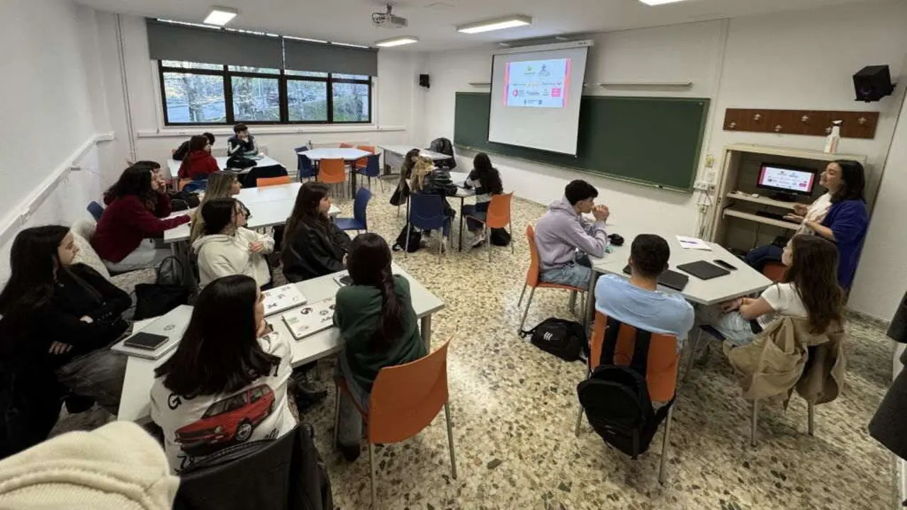 Sesi&oacute;n de presentaci&oacute;n dos resultados do estudo de Agareso que analizou o impacto da misoxinia e o machismo nas aulas galegas. (Foto Agareso)