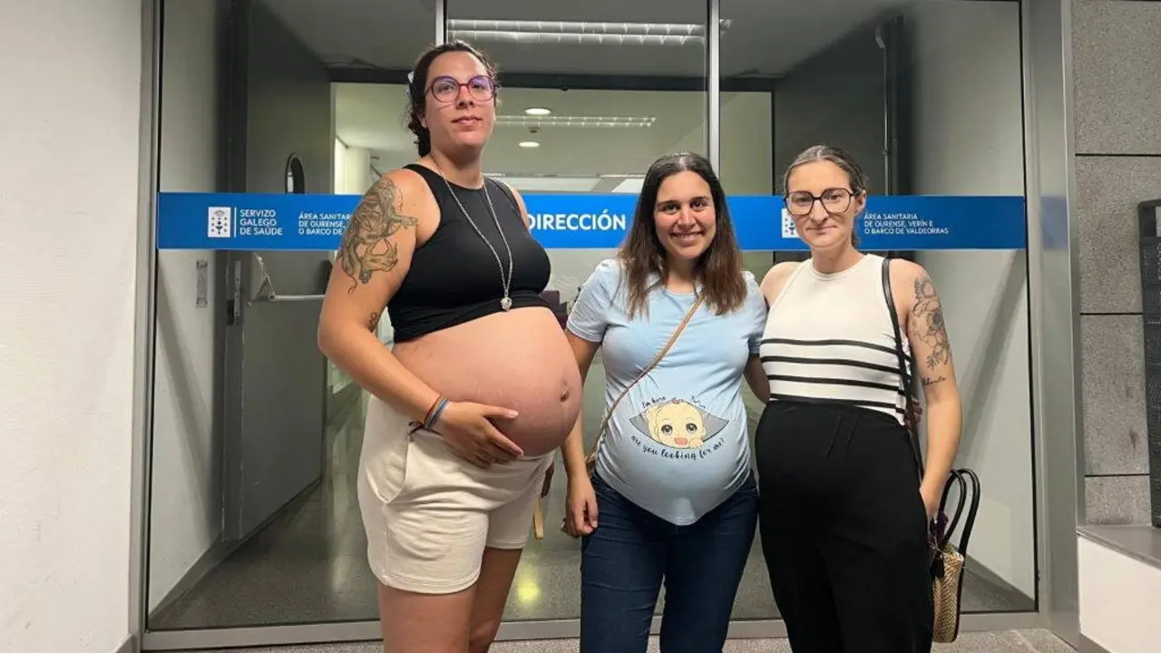 Ayel&eacute;n Fonseca, &aacute; esquerda, visitou as obras da unidade provisional de partos xunto a Noem&iacute; e Laura. (Foto: N&oacute;s Diario)