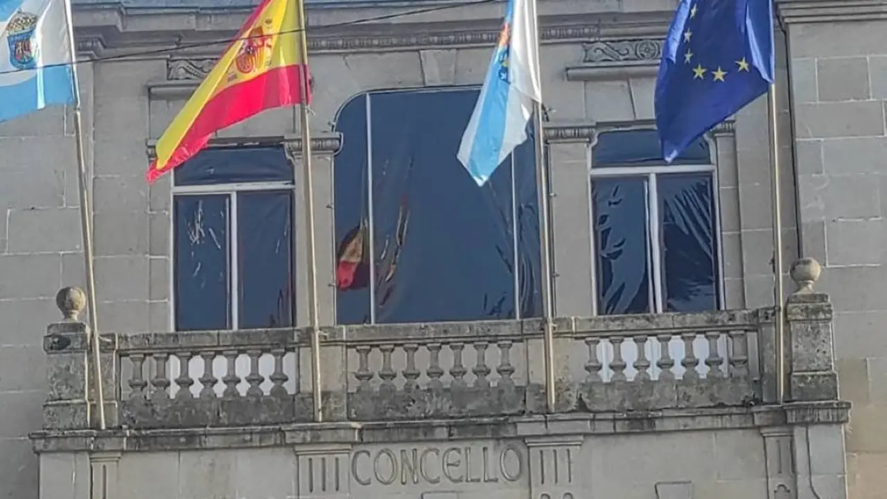 Pl&aacute;sticos ocultando o escudo da Segunda Rep&uacute;blica do Concello de Mar&iacute;n. (Foto: N&oacute;s Diario)