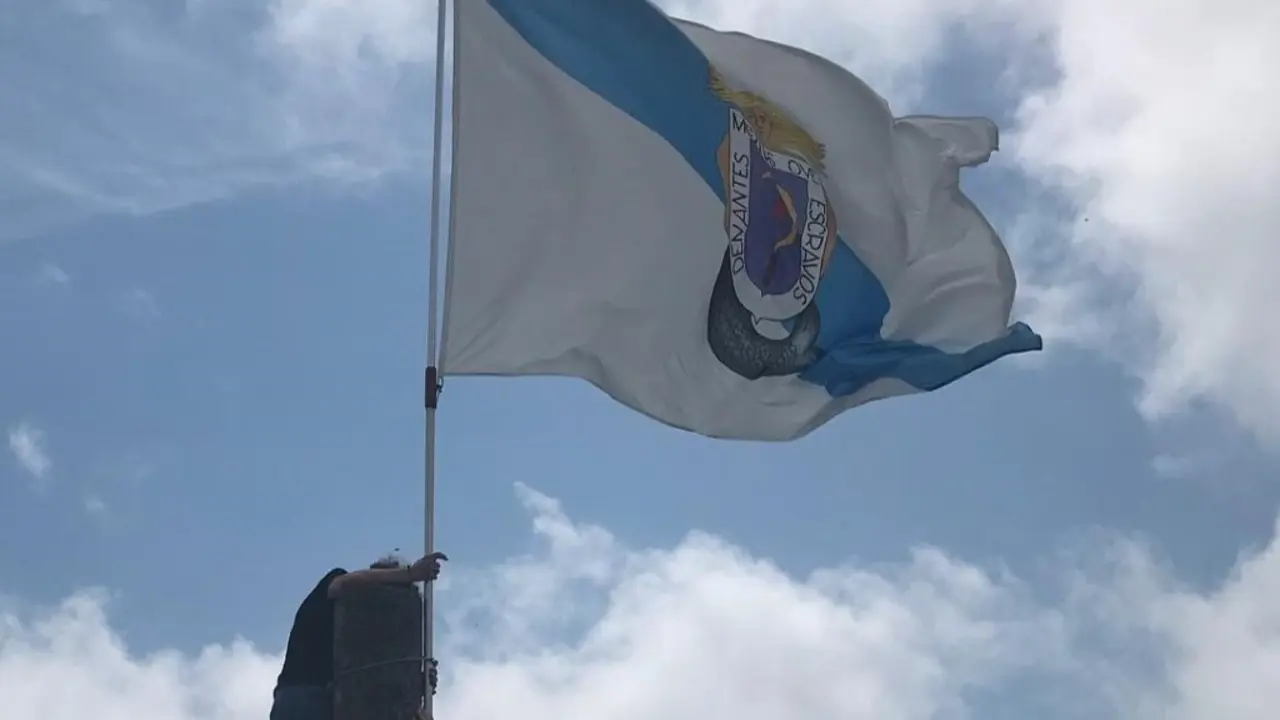 Bandeira galega no cumio do Pico Sacro. (Foto: AC O Galo)