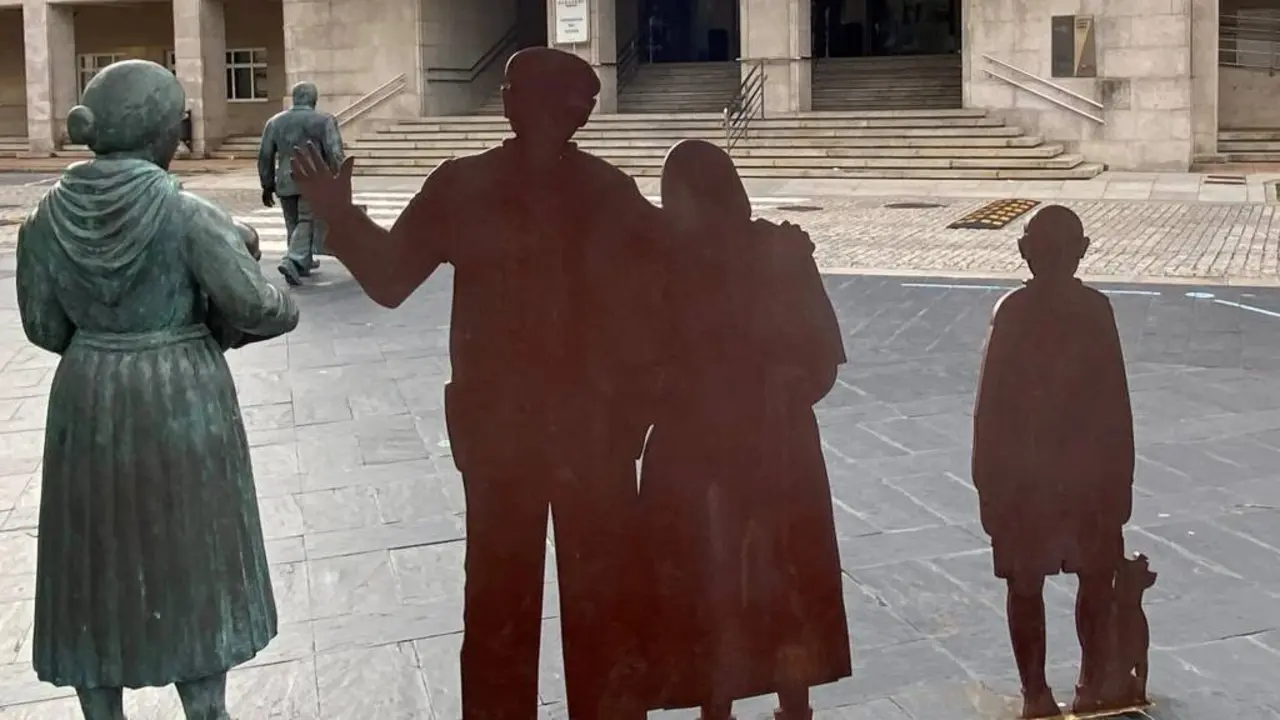 Monumento &aacute; emigraci&oacute;n en Vigo. (Foto: N&oacute;s Diario)