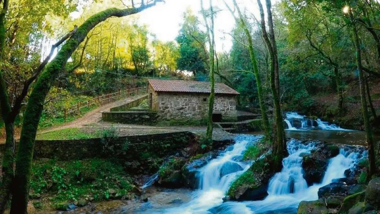 Un dos mu&iacute;&ntilde;os do Ser&eacute;n no roteiro da Auga. (Foto: Mancomunidade do Saln&eacute;s)