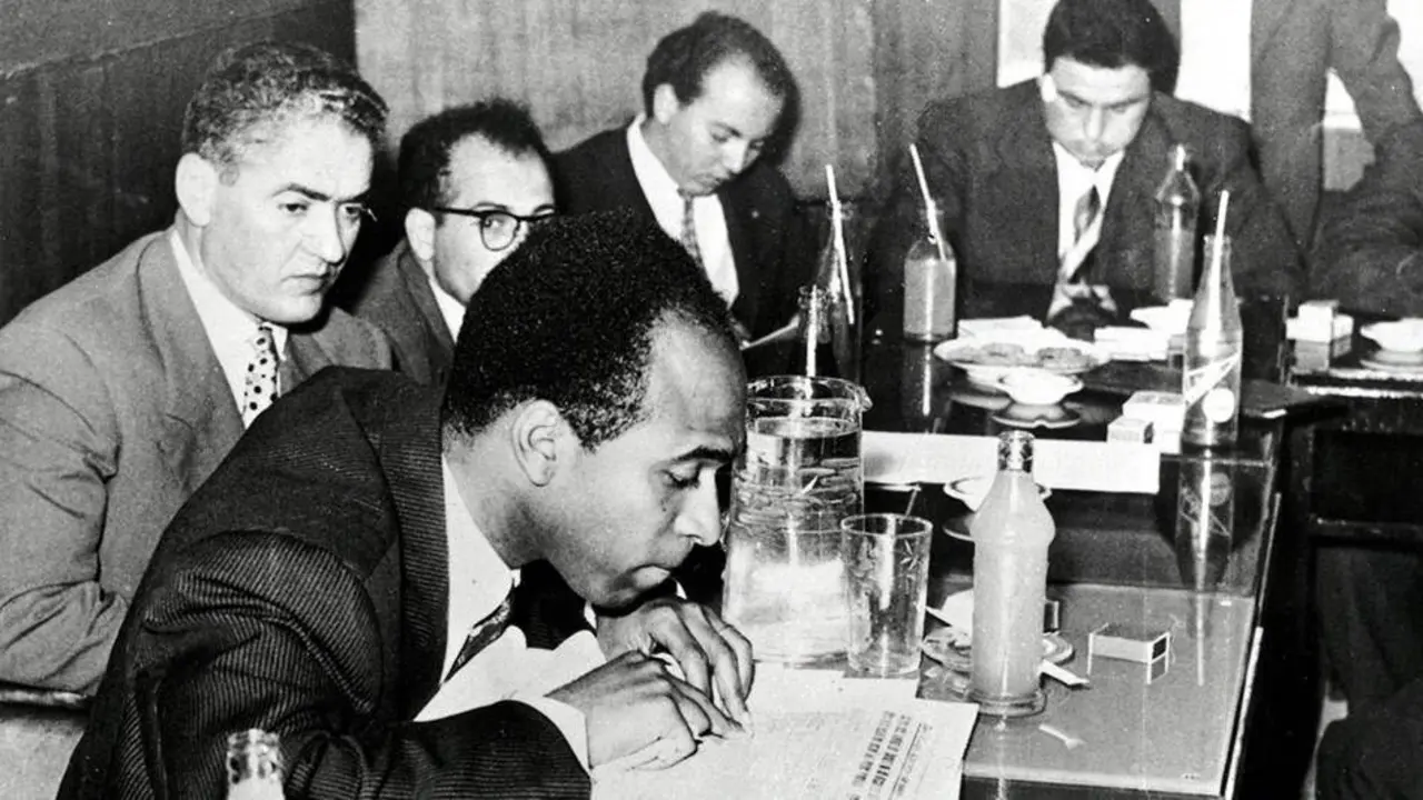 Frantz Fanon nunha rolda de prensa durante unha conferencia de escritores en Tunes en 1957. (Foto: The Tricontinental / Wikimedia Commons)