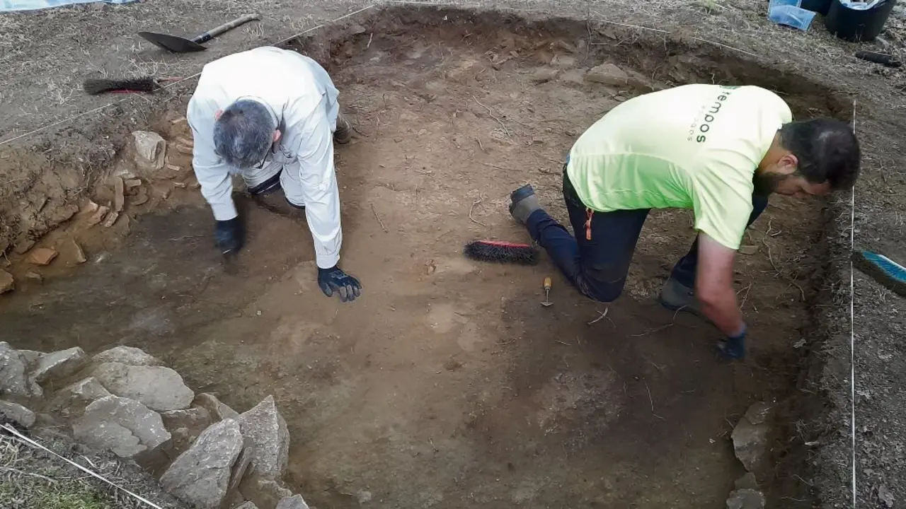 Traballos de escavaci&oacute;n arqueol&oacute;xica realizados en Pena Corneira, en Leiro (O Ribeiro).
(foto: Jorge Lamas B&eacute;rtolo)