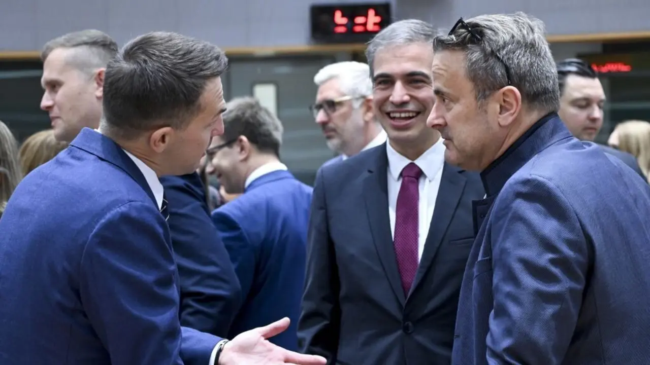 O secretario de Estado para a UE, Fernando Sampedro, conversa cos ministros do ramo de Polonia, Adam Szlapka (&aacute; esquerda), e o de Luxemburgo, Xavier Bettel, ao inicio do Consello de Asuntos Xerais da UE en Bruxelas. (Foto: Sierakowski Frederic / Consello da UE)
