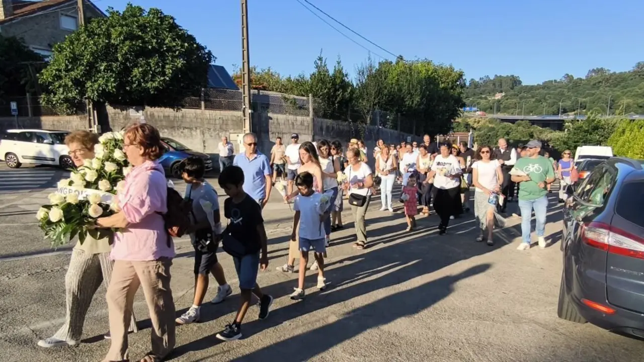 EuropaPress_6106403_vecinos_angrois_victimas_accidente_alvia_familiares_homenajean_fallecidos
