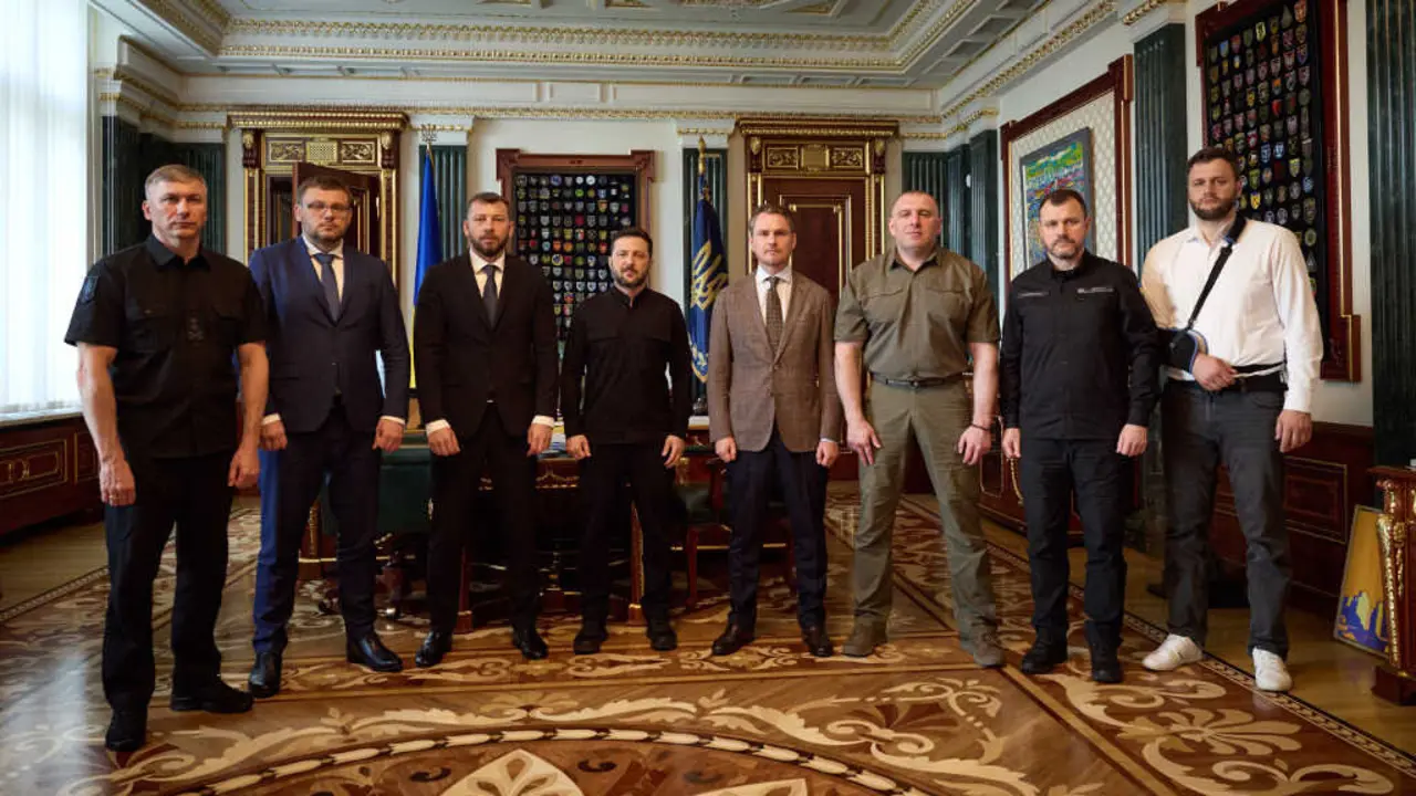 Volodimir Zelenski (4&ordm; pola esquerda), o 23 de xullo de 2025, reunido con representantes de varias axencias. (Foto: Presidencia de Ucra&iacute;na)