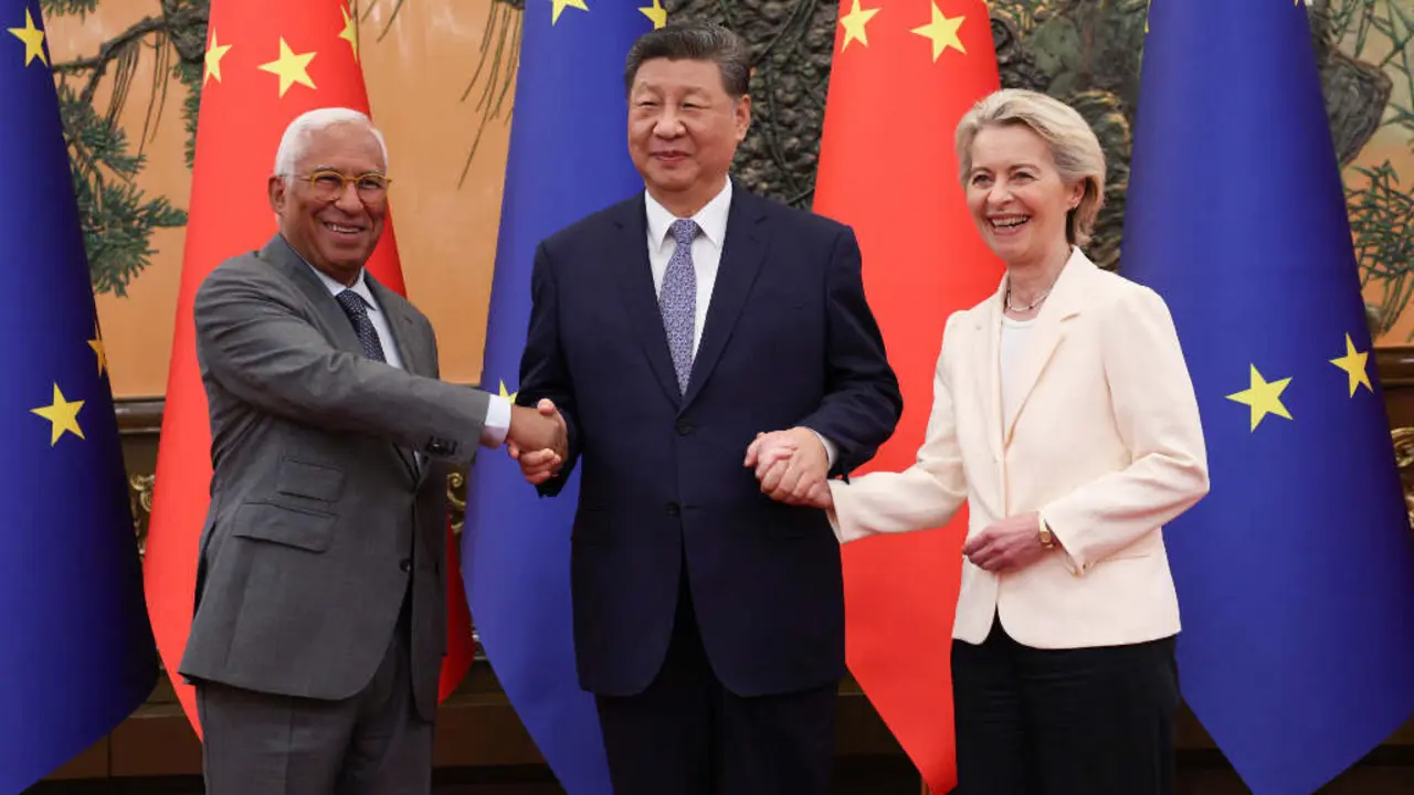 Ant&oacute;nio Costa, l&iacute;der do Consello Europeo, Xi Jinping, mandatario chin&eacute;s, e Ursula von der Leyen, presidenta da Comisi&oacute;n Europea, o 24 de xullo de 2025 en Beijing (China). (Foto: Alexandros Michailidis / Consello Europeo)