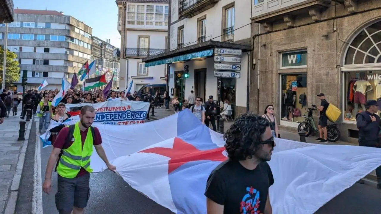 Manifestaci&oacute;n de MPI, esta quinta feira, polas r&uacute;as de Compostela. (Foto: N&oacute;s Diario)