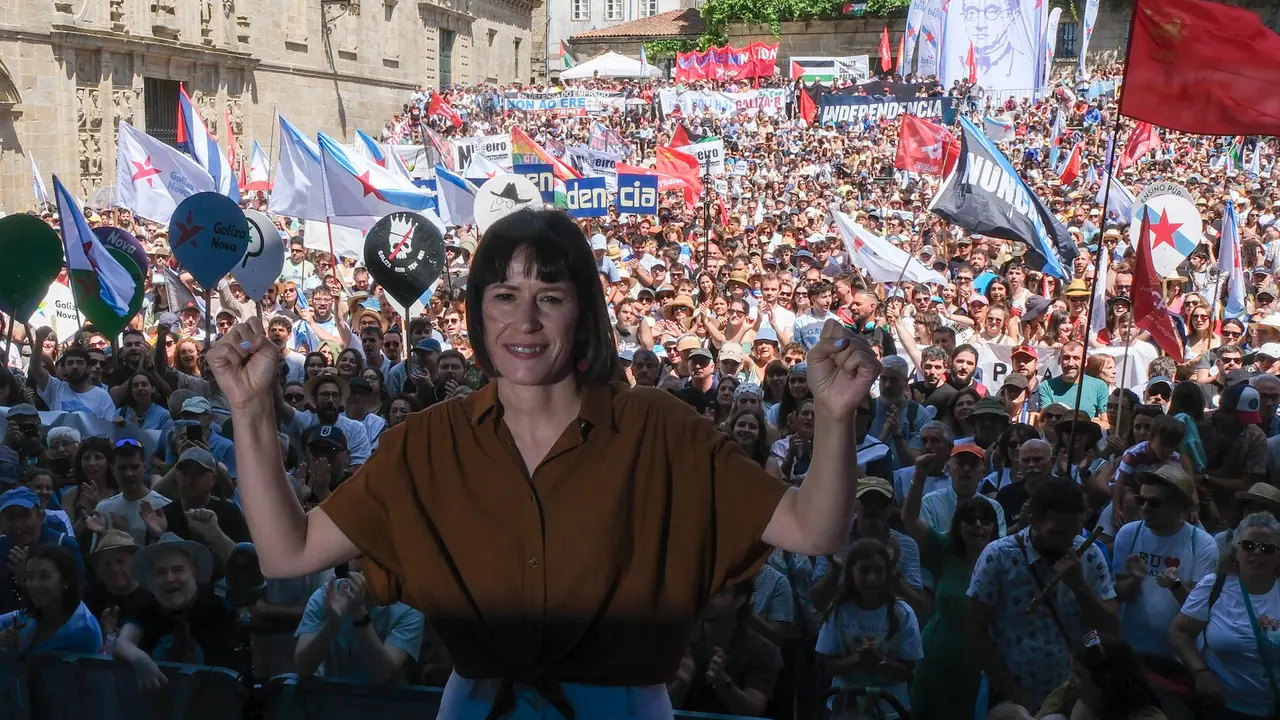 A portavoz nacional do BNG, Ana Pont&oacute;n, esta sexta feira, na praza da Quintana. (Foto: Arxina)