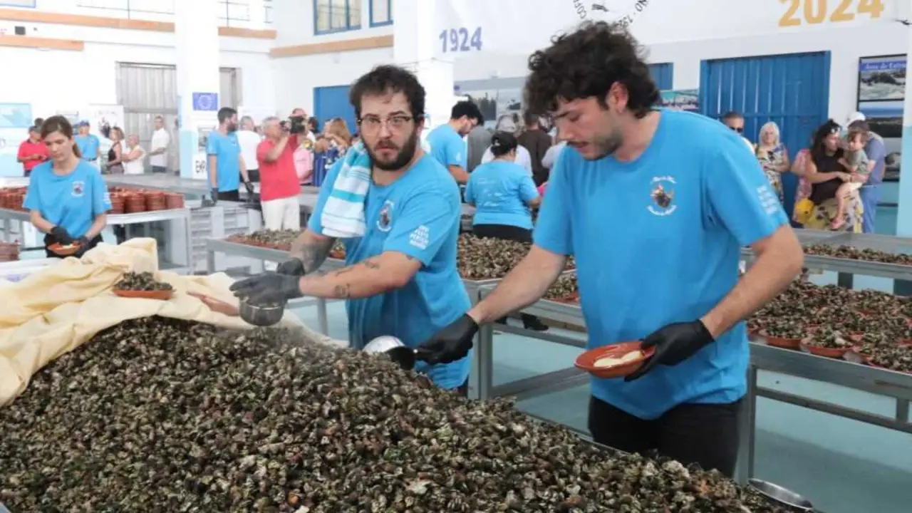 Preparando os percebes en Ribeira esta fin de semana. (Foto: N&oacute;s Diario)