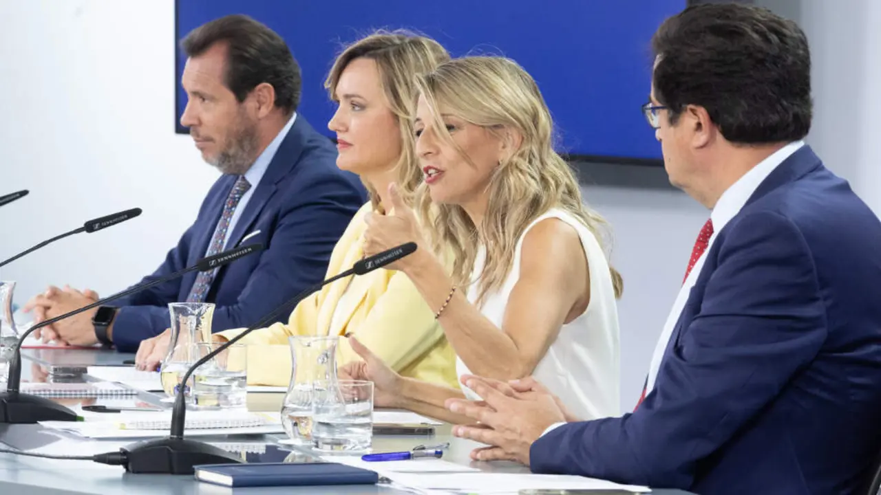 O ministro &Oacute;scar Puente e as ministras Pilar Alegr&iacute;a e Yolanda D&iacute;az, o 29 de xullo de 2025. (Foto: Eduardo Parra / Europa Press)