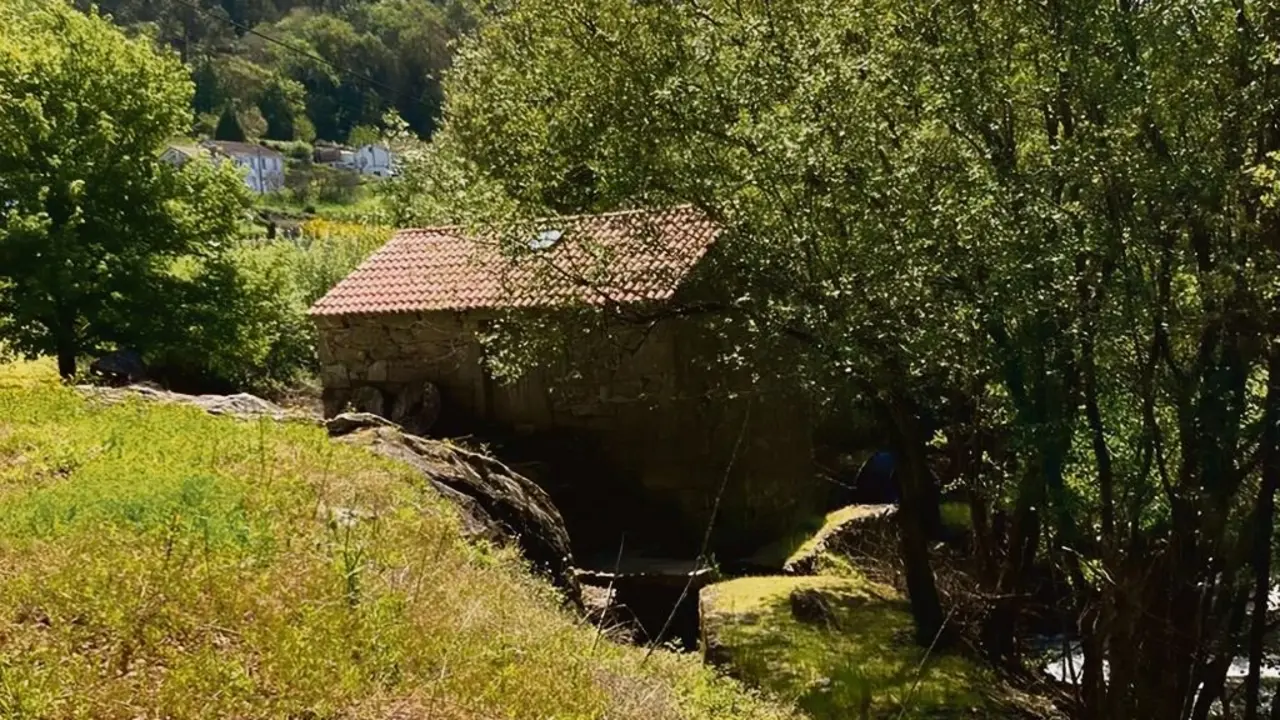 Un dos mu&iacute;&ntilde;os do roteiro dos mu&iacute;&ntilde;os da Ba&ntilde;a desde o lonxe. (Foto: Mar Sueiro)