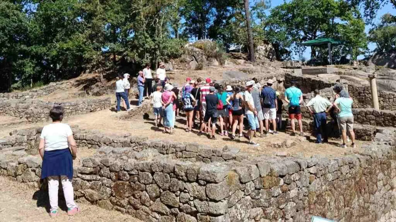 Xornada de portas abertas no xacemento da Armea, esta cuarta feira 30 de xullo en Allariz. (Foto: Concello de Allariz)