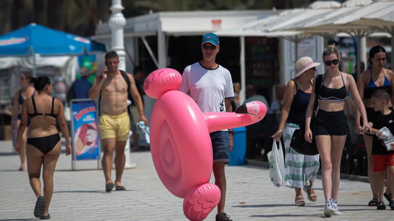 EuropaPress_6892309_hombre_sujeta_colchoneta_agosto_2025_vigo_pontevedra_galicia_espana_agencia