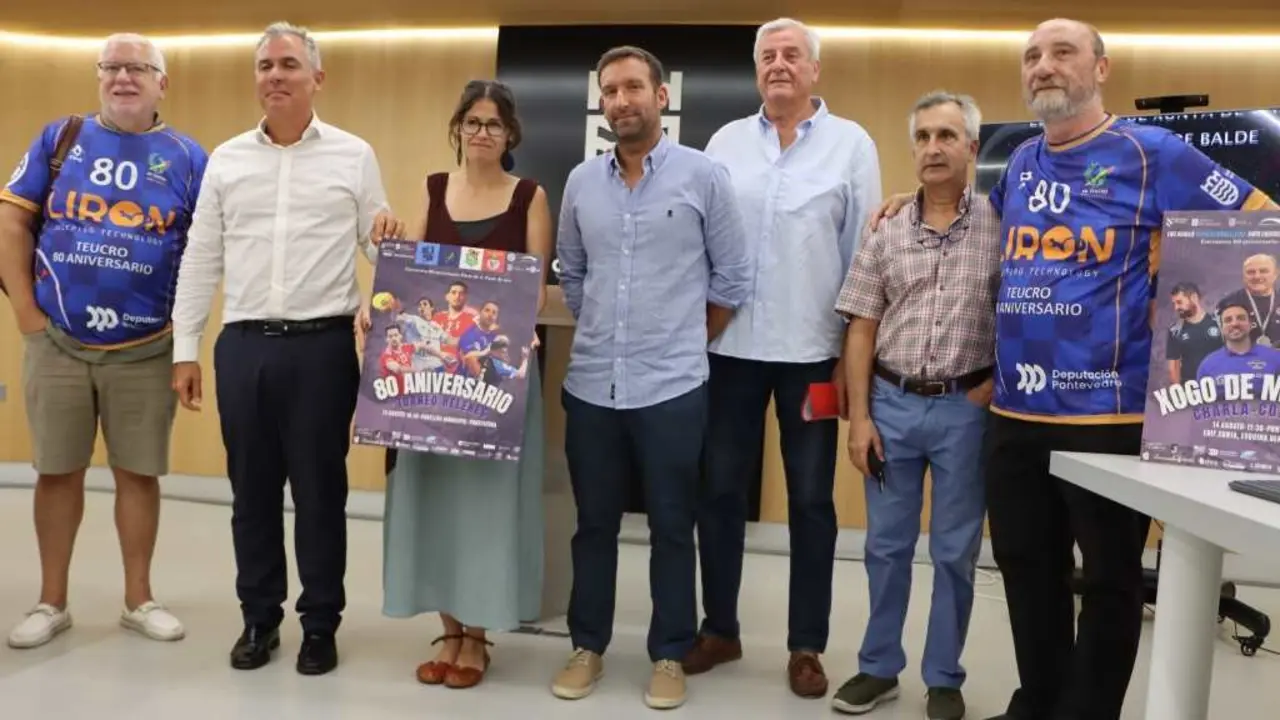 Dom&iacute;nguez, Gul&iacute;as e L&oacute;pez -no centro- con membros do club Teucro. (Foto: N&oacute;s Diario)