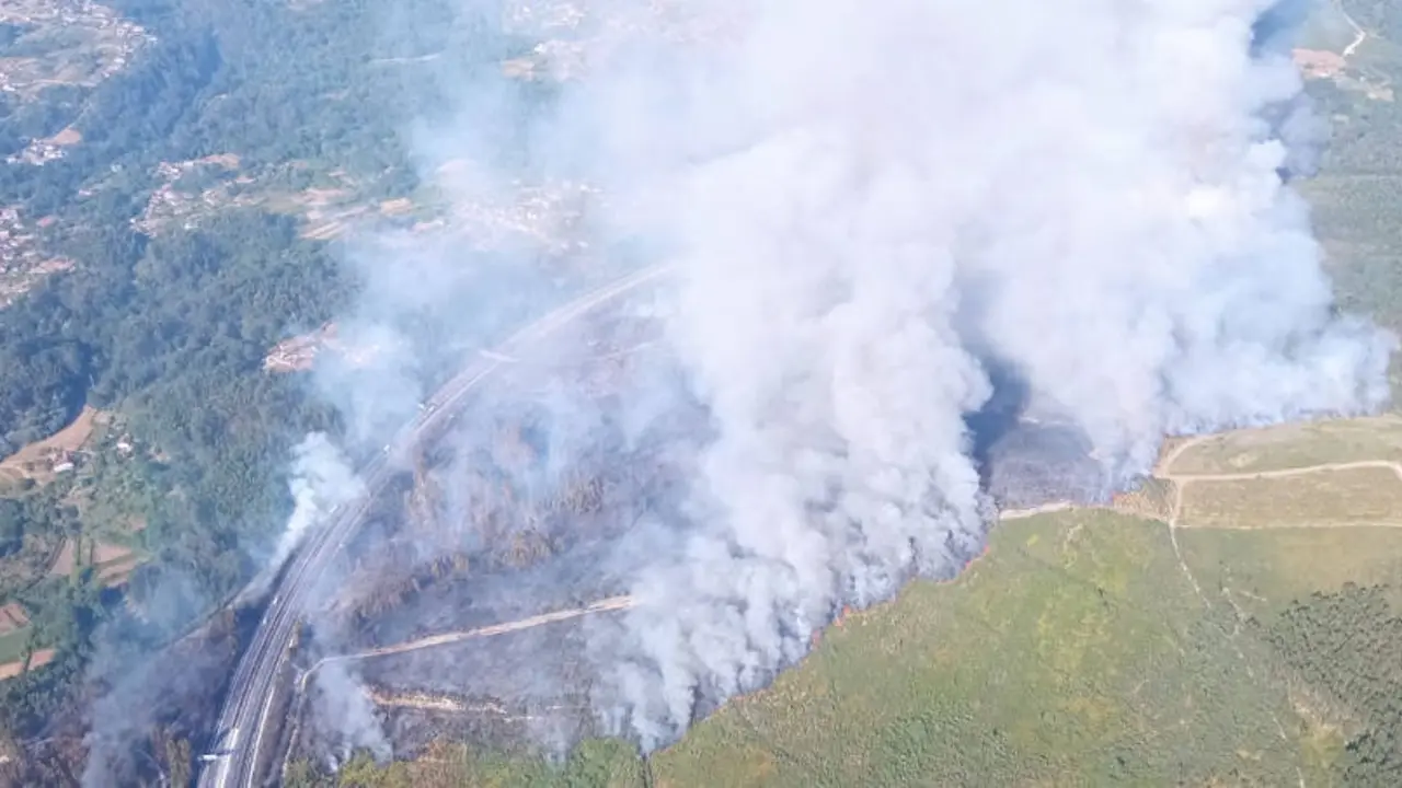 Vista a&eacute;rea do incendio ao p&eacute; da A-52 que azoutou o 6 de agosto o concello das Neves. (Foto: @AT_Brif)