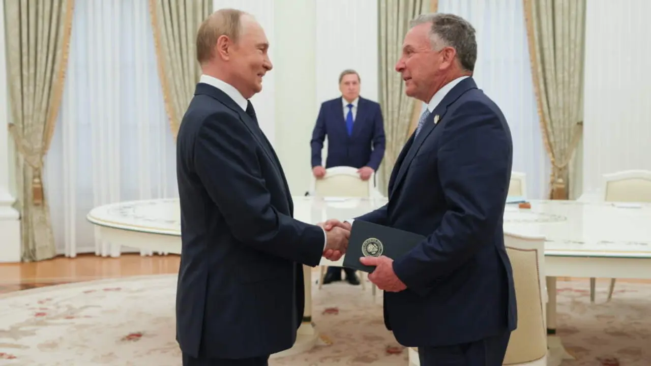 Vladimir Putin, mandatario ruso, e Steve Witkoff, enviado especial da Casa Branca. (Foto: Gavriil Grigorov / Europa Press / Contacto)