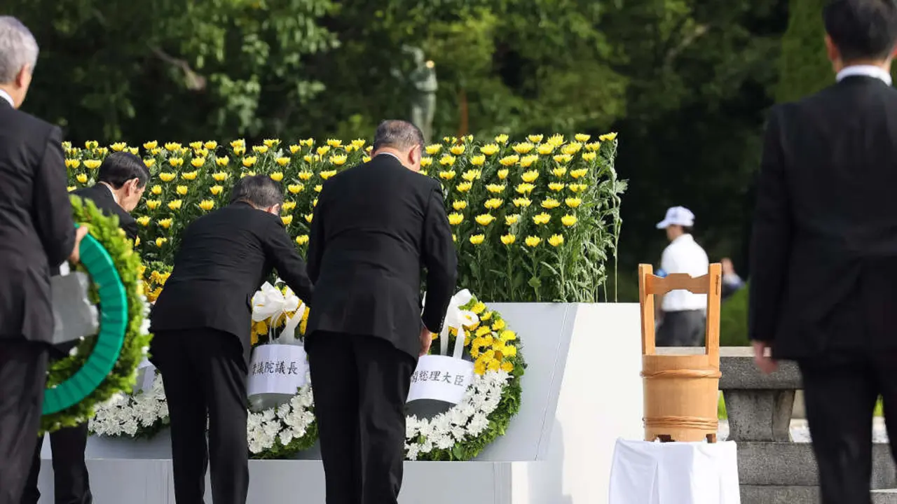 O primeiro ministro do Xap&oacute;n, Shigeru Ishiba, fixo onte unha ofrenda floral no cenotafio do Parque Conmemorativo da Paz de Hiroshima, no oeste nip&oacute;n. (Foto: Oficina do Primeiro Ministro do Xap&oacute;n)