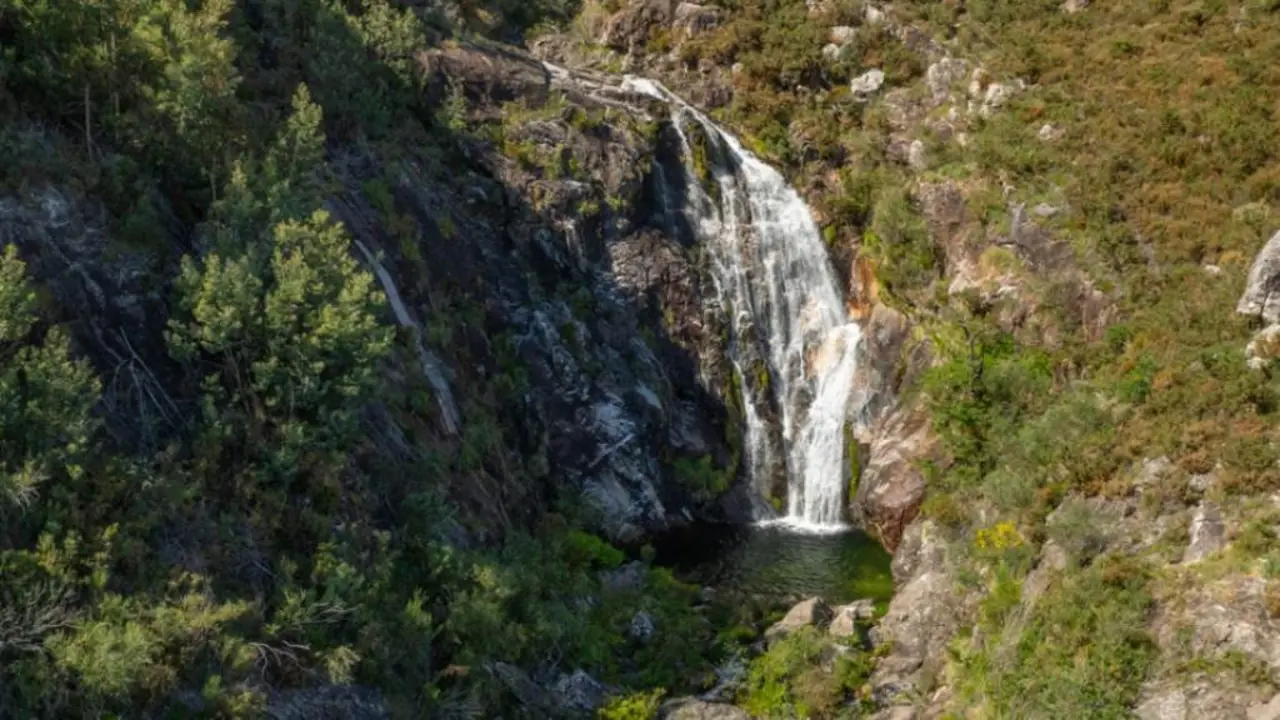Fervenza de Tour&oacute;n en Mel&oacute;n (Ribeiro) a vista de drone. (Foto: ZonaFreeDrone)