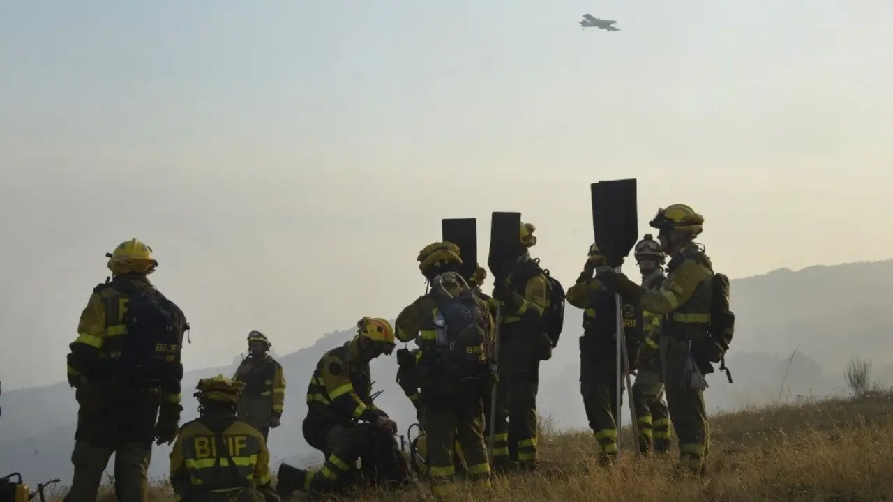 Bombeiros forestais prepar&aacute;ndose para labores de extinci&oacute;n durante un dos operativos contra a vaga de fogos deste ver&aacute;n. (Foto: Rosa Veiga / Europa Press)