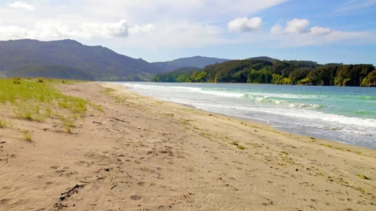 Praia de Morouzos en Ortigueira (Ortegal) coa punta de Frade enfronte. (Foto: Turismo da Galiza)