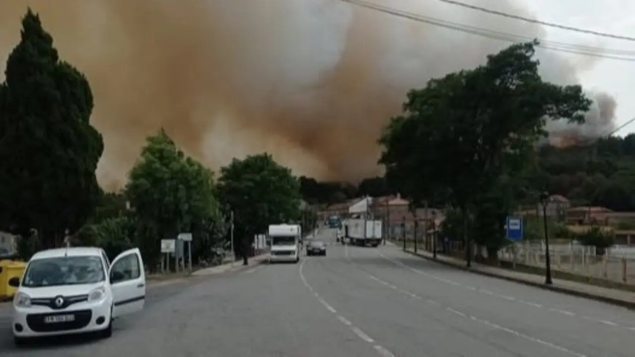 Fume no municipio de Doz&oacute;n que obrigou a cortar a AP-53. (Foto: Carlos Morais)