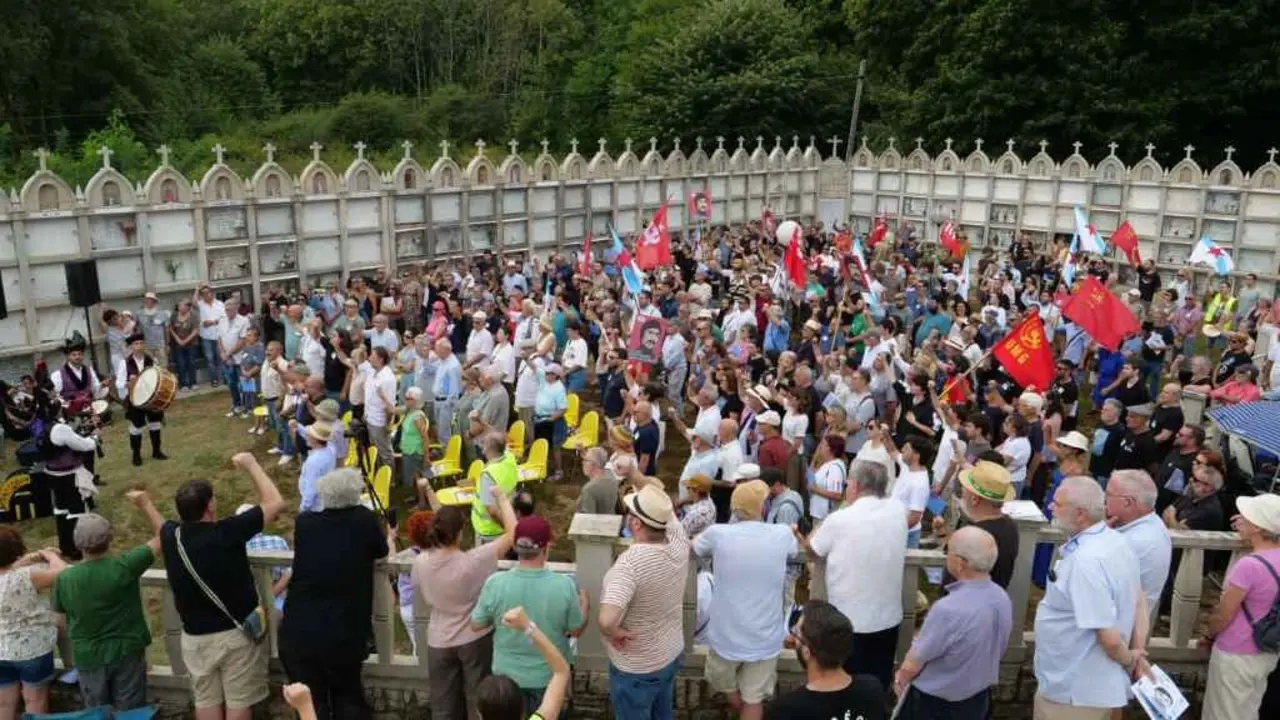 Homenaxe a Moncho Reboirasno cemiterio de Imo, esta terza feira 12 de agosto. (Foto: N&oacute;s Diario)