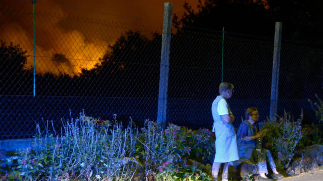 Vecinas de Rebordondo (Cualedro) desveladas por la proximidad del incendio que comenz&oacute; hace dos d&iacute;as en el vecino municipio de O&iacute;mbra y que se fue extendiendo por diferentes municipios de la comarca de Monterrei (Ourense)